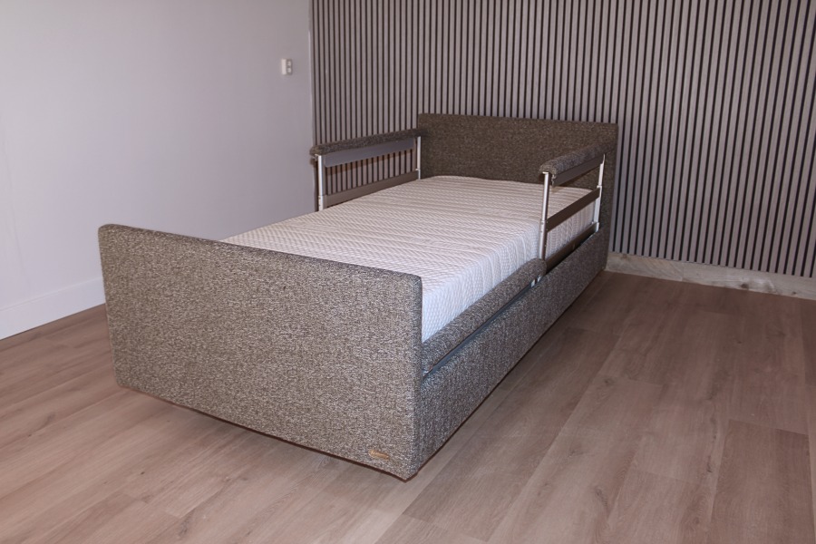 Hoog-laag bed qqq1030 Gereviseerde King Arthur Car 90 cm. breed 1 persoons zorg-verpleeg bed. OM SNEL IN HUIS TE HEBBEN. Extra voordelig!